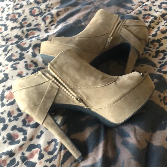 Elegant Tan heeled boots with gold zipper & buckle - Picture 6 of 6